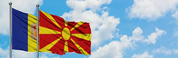Bandeira de Andorra e Macedónia agitando no vento contra o céu azul nublado branco juntos. Conceito de diplomacia, relações internacionais . — Fotografia de Stock