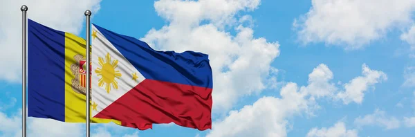 Bandera de Andorra y Filipinas ondeando en el viento contra el cielo azul nublado blanco juntos. Concepto diplomático, relaciones internacionales . — Foto de Stock