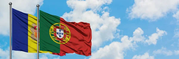 Η Ανδόρα και η Πορτογαλία έχουν σημαία που κουνώντας τον άνεμο εναντίον του λευκού νεφελώδη μπλε ουρανού μαζί. Φιλοσοφία της διπλωματίας, διεθνείς σχέσεις. — Φωτογραφία Αρχείου