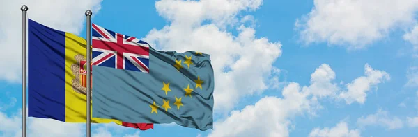 Bandera de Andorra y Tuvalu ondeando en el viento contra el cielo azul nublado blanco juntos. Concepto diplomático, relaciones internacionales . — Foto de Stock
