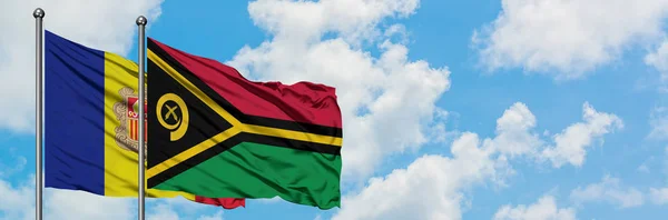安道尔和瓦努阿图国旗在风中飘扬，与白云蓝天相一致。外交概念、国际关系. — 图库照片