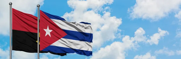 Bandeira de Angola e Cuba agitando no vento contra o céu azul nublado branco juntos. Conceito de diplomacia, relações internacionais . — Fotografia de Stock