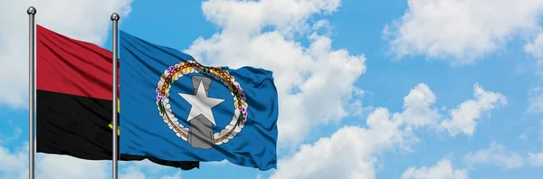 Флаг Анголы и Северных Марианских островов вместе размахивает ветром против белого облачно-синего неба. Концепция дипломатии, международные отношения . — стоковое фото