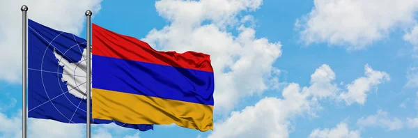 Bandera de la Antártida y Armenia ondeando en el viento contra el cielo azul nublado blanco juntos. Concepto diplomático, relaciones internacionales . — Foto de Stock