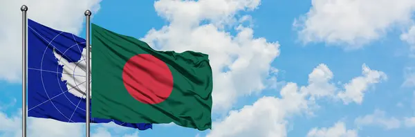 Bandera de la Antártida y Bangladesh ondeando en el viento contra el cielo azul nublado blanco juntos. Concepto diplomático, relaciones internacionales . — Foto de Stock