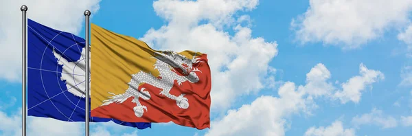 南极洲和不丹国旗在风中飘扬，与白云蓝天相一起。外交概念、国际关系. — 图库照片