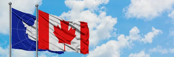Bandera de la Antártida y Canadá ondeando en el viento contra el cielo azul nublado blanco juntos. Concepto diplomático, relaciones internacionales . — Foto de Stock