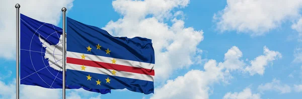 Bandera de la Antártida y Cabo Verde ondeando en el viento contra el cielo azul nublado blanco juntos. Concepto diplomático, relaciones internacionales . — Foto de Stock