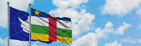 Antarctica en Centraal-Afrikaanse Republiek vlag zwaaien in de wind tegen witte bewolkte blauwe hemel samen. Diplomatie concept, internationale betrekkingen. — Stockfoto