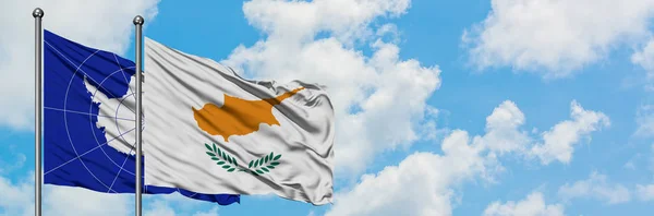 Antarktika ve Kıbrıs bayrağı birlikte beyaz bulutlu mavi gökyüzüne karşı rüzgarda sallayarak. Diplomasi kavramı, uluslararası ilişkiler. — Stok fotoğraf