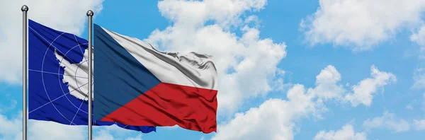 Antarktida a Česká republika vlají ve větru proti bíle zatažené modré obloze. Diplomacie, mezinárodní vztahy. — Stock fotografie