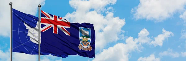 南极洲和福克兰群岛的国旗在风中飘扬，与白云蓝天相一起。外交概念、国际关系. — 图库照片