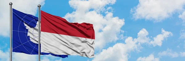 Antarktyda i Indonezja flaga machając w wiatr przed białym zachmurzone błękitne niebo razem. Koncepcja dyplomacji, stosunki międzynarodowe. — Zdjęcie stockowe