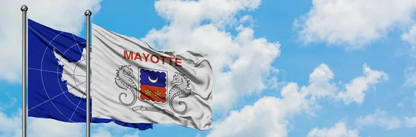 Bandera de la Antártida y Mayotte ondeando en el viento contra el cielo azul nublado blanco juntos. Concepto diplomático, relaciones internacionales . —  Fotos de Stock