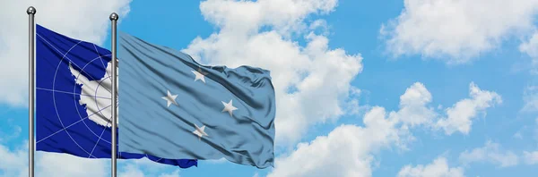 Bandera de la Antártida y Micronesia ondeando en el viento contra el cielo azul nublado blanco juntos. Concepto diplomático, relaciones internacionales . — Foto de Stock