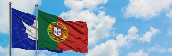 Bandera de la Antártida y Portugal ondeando en el viento contra el cielo azul nublado blanco juntos. Concepto diplomático, relaciones internacionales . — Foto de Stock