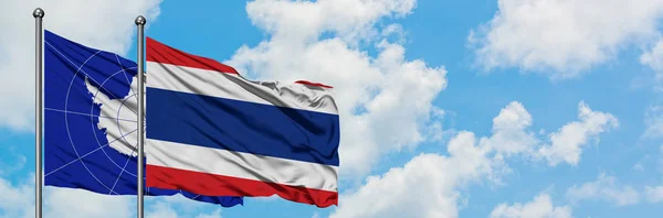 Антарктида и флаг Таиланда вместе размахивают ветром против белого облачного голубого неба. Концепция дипломатии, международные отношения . — стоковое фото
