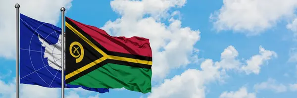 Bandera de la Antártida y Vanuatu ondeando en el viento contra el cielo azul nublado blanco juntos. Concepto diplomático, relaciones internacionales . — Foto de Stock