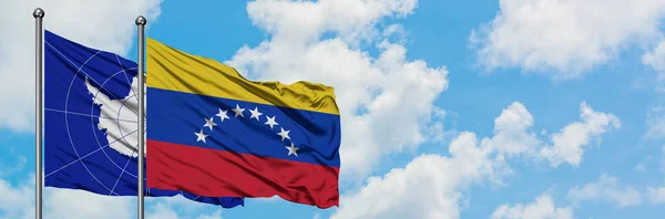 Antarktyda i Wenezuela flaga machając w wiatr przed białym zachmurzone błękitne niebo razem. Koncepcja dyplomacji, stosunki międzynarodowe. — Zdjęcie stockowe