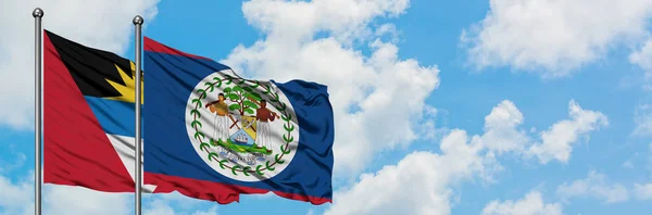 Antigua ve Barbuda Belize bayrağı ile birlikte beyaz bulutlu mavi gökyüzüne karşı rüzgarda sallayarak. Diplomasi kavramı, uluslararası ilişkiler. — Stok fotoğraf