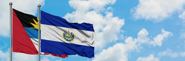 Antigua ve Barbuda El Salvador bayrağı ile birlikte beyaz bulutlu mavi gökyüzüne karşı rüzgarda sallayarak. Diplomasi kavramı, uluslararası ilişkiler. — Stok fotoğraf