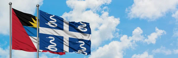 Antigua ve Barbuda Martinik bayrağı ile birlikte beyaz bulutlu mavi gökyüzüne karşı rüzgarda sallayarak. Diplomasi kavramı, uluslararası ilişkiler. — Stok fotoğraf