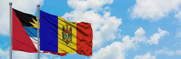 安提瓜和巴布达与摩尔多瓦国旗在风中飘扬，与白云蓝天相得飞。外交概念、国际关系. — 图库照片