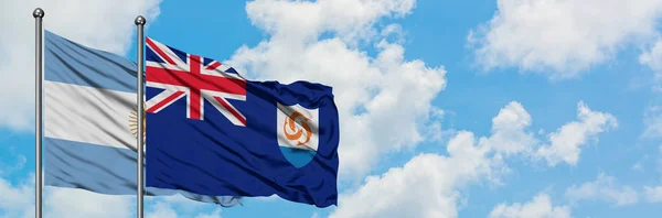 Arjantin ve Anguilla bayrağı birlikte beyaz bulutlu mavi gökyüzüne karşı rüzgarda sallayarak. Diplomasi kavramı, uluslararası ilişkiler. — Stok fotoğraf