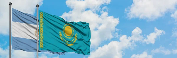 Argentinië en Kazachstan vlag zwaaien in de wind tegen witte bewolkte blauwe hemel samen. Diplomatie concept, internationale betrekkingen. — Stockfoto