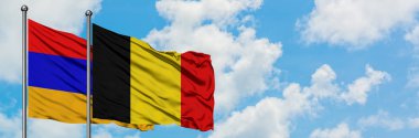 Ermenistan ve Belçika bayrağı havada havada sallanıyor. Diplomasi kavramı, uluslararası ilişkiler.