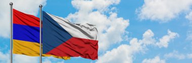 Ermenistan ve Çek Cumhuriyeti bayrağı birlikte beyaz bulutlu mavi gökyüzüne karşı rüzgarda sallayarak. Diplomasi kavramı, uluslararası ilişkiler.