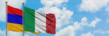 Ermenistan ve İtalya bayrağı havada havada sallanıyor. Diplomasi kavramı, uluslararası ilişkiler.