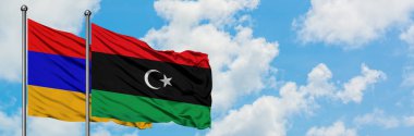 Ermenistan ve Libya bayrağı havada havada sallanıyor. Diplomasi kavramı, uluslararası ilişkiler.