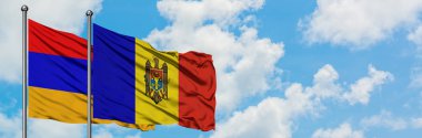 Ermenistan ve Moldova bayrağı birlikte beyaz bulutlu mavi gökyüzüne karşı rüzgarsal sallayarak. Diplomasi kavramı, uluslararası ilişkiler.