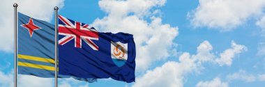 Aruba ve Anguilla bayrağı birlikte beyaz bulutlu mavi gökyüzüne karşı rüzgarda sallayarak. Diplomasi kavramı, uluslararası ilişkiler.