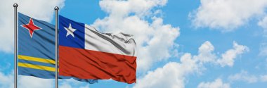 Aruba ve Şili bayrağı birlikte beyaz bulutlu mavi gökyüzüne karşı rüzgarda sallayarak. Diplomasi kavramı, uluslararası ilişkiler.