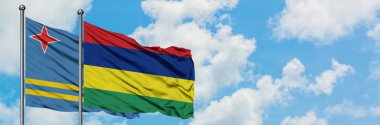 Aruba ve Mauritius bayrağı birlikte beyaz bulutlu mavi gökyüzüne karşı rüzgarda sallayarak. Diplomasi kavramı, uluslararası ilişkiler.