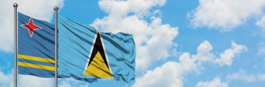 Aruba ve Saint Lucia bayrağı birlikte beyaz bulutlu mavi gökyüzüne karşı rüzgarda sallayarak. Diplomasi kavramı, uluslararası ilişkiler.