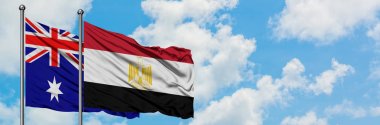 Avustralya ve Mısır bayrağı birlikte beyaz bulutlu mavi gökyüzüne karşı rüzgarda sallayarak. Diplomasi kavramı, uluslararası ilişkiler.