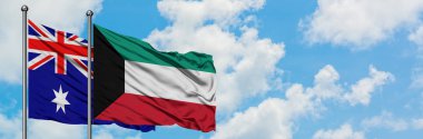 Avustralya ve Kuveyt bayrağı birlikte beyaz bulutlu mavi gökyüzüne karşı rüzgarsal sallayarak. Diplomasi kavramı, uluslararası ilişkiler.