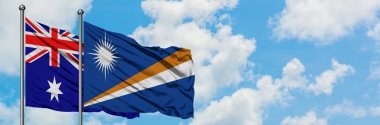 Avustralya ve Marshall Adaları bayrağı birlikte beyaz bulutlu mavi gökyüzüne karşı rüzgarda sallayarak. Diplomasi kavramı, uluslararası ilişkiler.