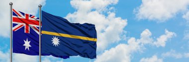 Avustralya ve Nauru bayrağı birlikte beyaz bulutlu mavi gökyüzüne karşı rüzgarda sallayarak. Diplomasi kavramı, uluslararası ilişkiler.