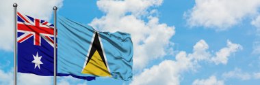 Avustralya ve Saint Lucia bayrağı birlikte beyaz bulutlu mavi gökyüzüne karşı rüzgarda sallayarak. Diplomasi kavramı, uluslararası ilişkiler.