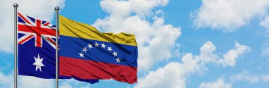 Avustralya ve Venezuela bayrağı birlikte beyaz bulutlu mavi gökyüzüne karşı rüzgarda sallayarak. Diplomasi kavramı, uluslararası ilişkiler.