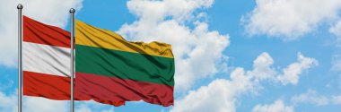 Avusturya ve Litvanya bayrağı birlikte beyaz bulutlu mavi gökyüzüne karşı rüzgarsal sallayarak. Diplomasi kavramı, uluslararası ilişkiler.