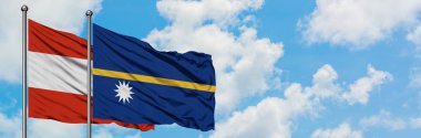 Avusturya ve Nauru bayrağı birlikte beyaz bulutlu mavi gökyüzüne karşı rüzgarda sallayarak. Diplomasi kavramı, uluslararası ilişkiler.