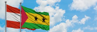 Avusturya ve Sao Tome ve Principe bayrak birlikte beyaz bulutlu mavi gökyüzüne karşı rüzgarda sallayarak. Diplomasi kavramı, uluslararası ilişkiler.
