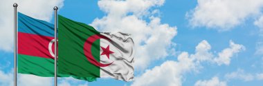 Azerbaycan ve Cezayir bayrağı havada havada sallayarak beyaz bulutlu mavi gökyüzüne karşı birlikte. Diplomasi kavramı, uluslararası ilişkiler.