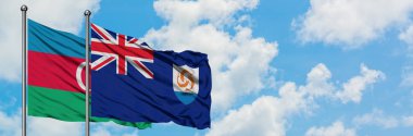 Azerbaycan ve Anguilla bayrağı havada havada sallayarak beyaz bulutlu mavi gökyüzüne karşı birlikte. Diplomasi kavramı, uluslararası ilişkiler.