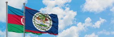 Azerbaycan ve Belize bayrağı havada havada sallayarak beyaz bulutlu mavi gökyüzüne karşı birlikte. Diplomasi kavramı, uluslararası ilişkiler.